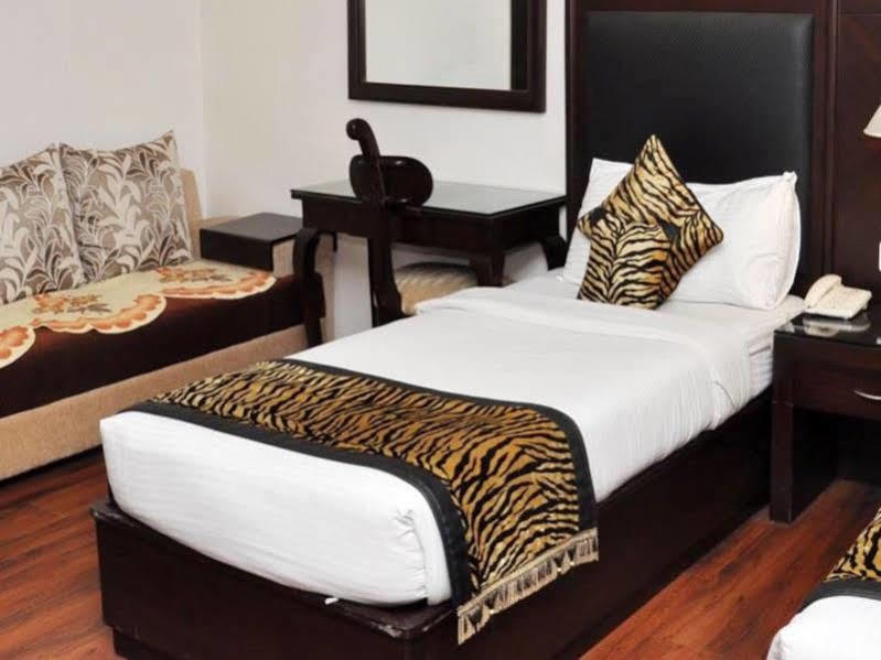Capital O 2741 Hotel Corporate Point Delhi  Esterno foto